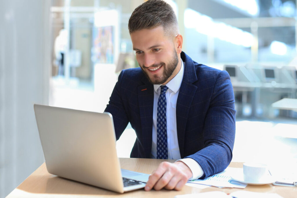Lächelnder Geschäftsmann am Laptop