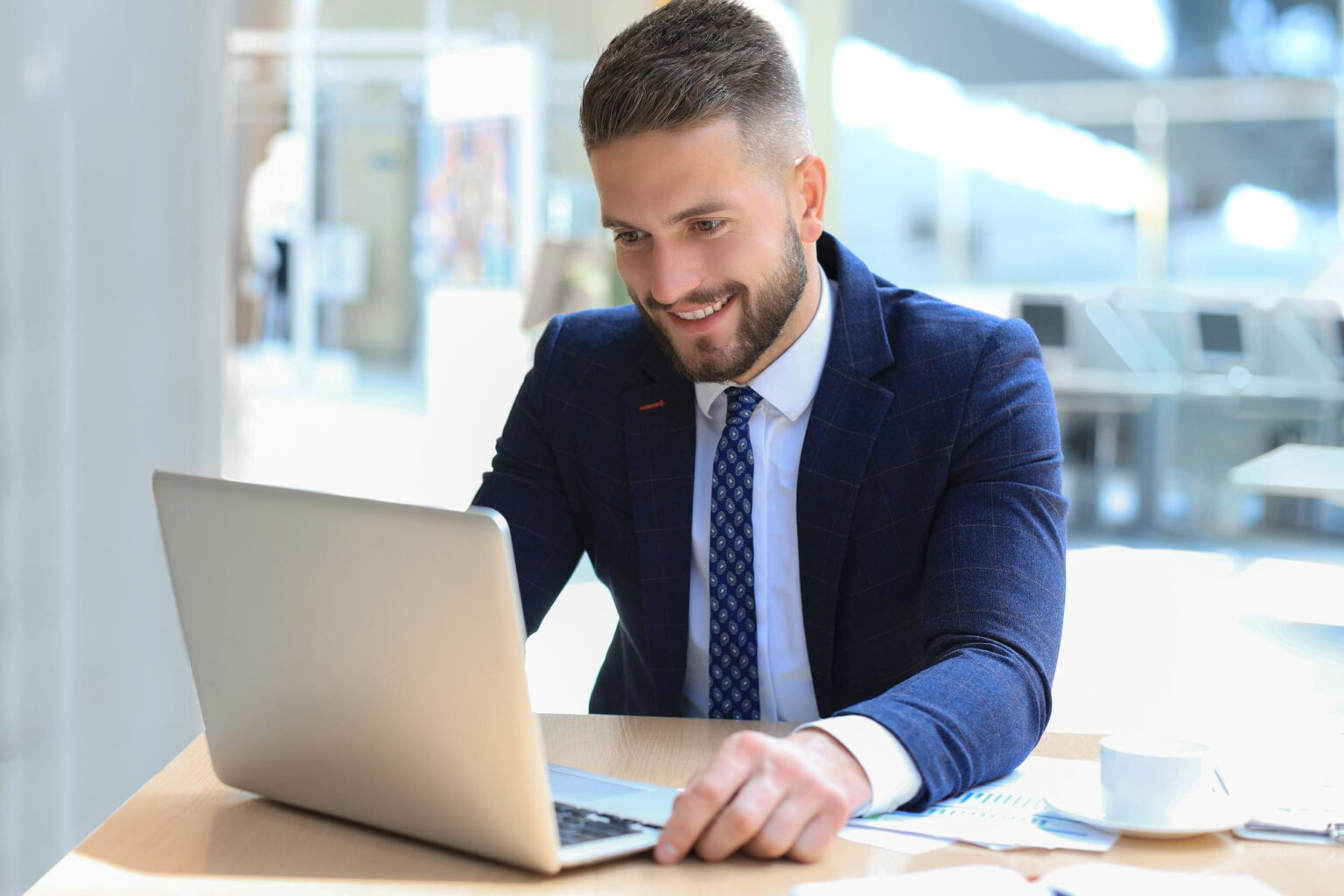 Lächelnder Geschäftsmann am Laptop