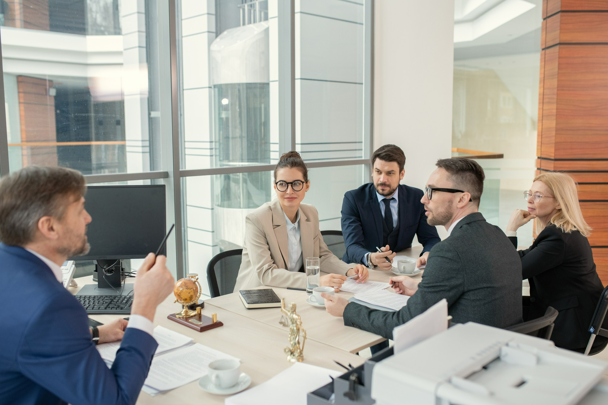 Ernsthafte Diskussion im modernen Büro.